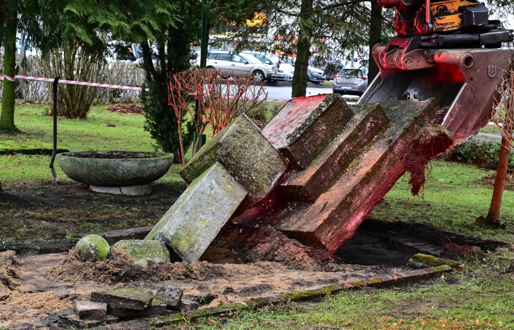 Демонтаж памятника, посвященного Красной Армии. Fot. PAP/Marcin Bielecki