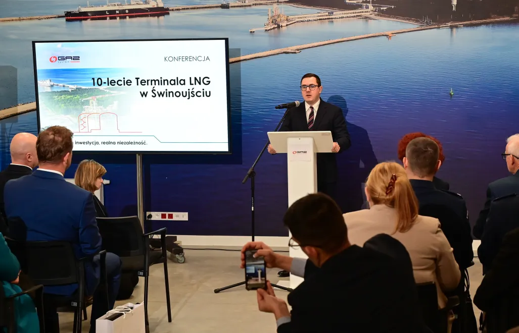 Minister energii Miłosz Motyka na konferencji w Świnoujściu. Fot. PAP/Marcin Bielecki