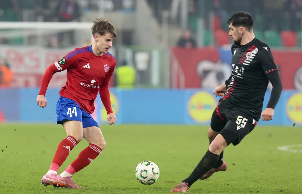 Piłkarz Rakowa Częstochowa Bogdan Mircetic i Duje Dujmovic z HSK Zrinjskiego Mostar. Fot. PAP/Art Service