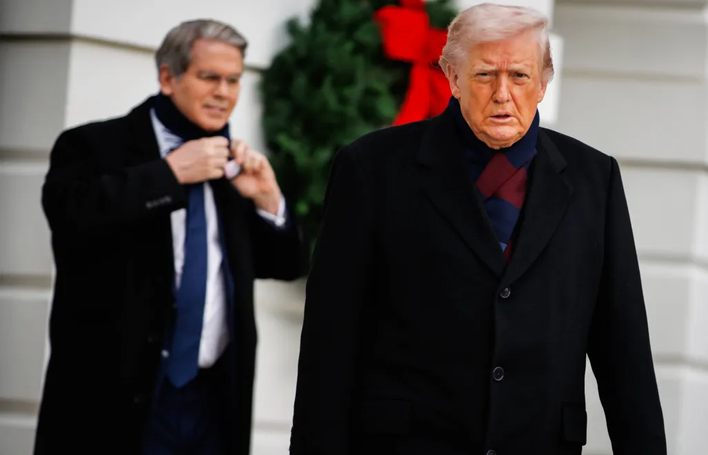 Prezydent USA Donald Trump i minister finansów Scott Bessent. Fot. PAP/EPA/	Samuel Corum / POOL