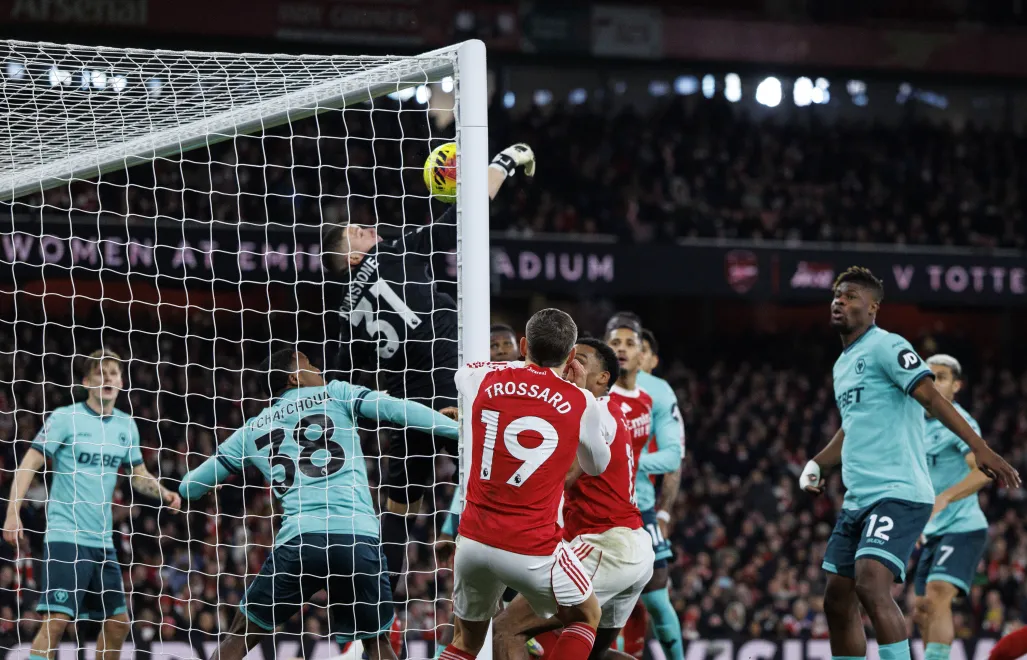 Arsenal Londyn na własnym boisku, po dramatycznej końcówce, wygrał 2:1 z ostatnim w tabeli Wolverhampton. Fot. PAP/EPA/	TOLGA AKMEN