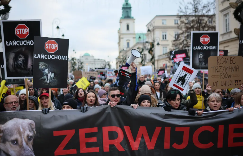  Uczestnicy Marszu dla Zwierząt pod hasłem „Zerwijcie łańcuchy, odrzućcie weto” przeszli spod siedziby Sejmu przed Pałac Prezydencki w Warszawie, fot. PAP/Leszek Szymański