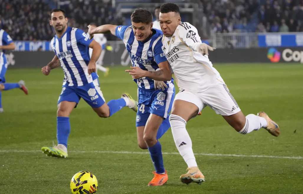 Nahuel Tenaglia i Kylian Mbappe. Fot. PAP/EPA/Adrian Ruiz de Hierro
