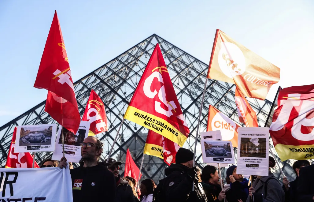 Protest pracowników przed Luwrem Fot. PAP/Teresa Suarez