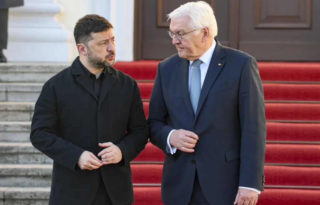 Prezydent Ukrainy Wołodymyr Zełenski i prezydent Niemiec Frank-Walter Steinmeier. Fot. PAP/EPA/HANNIBAL HANSCHKE