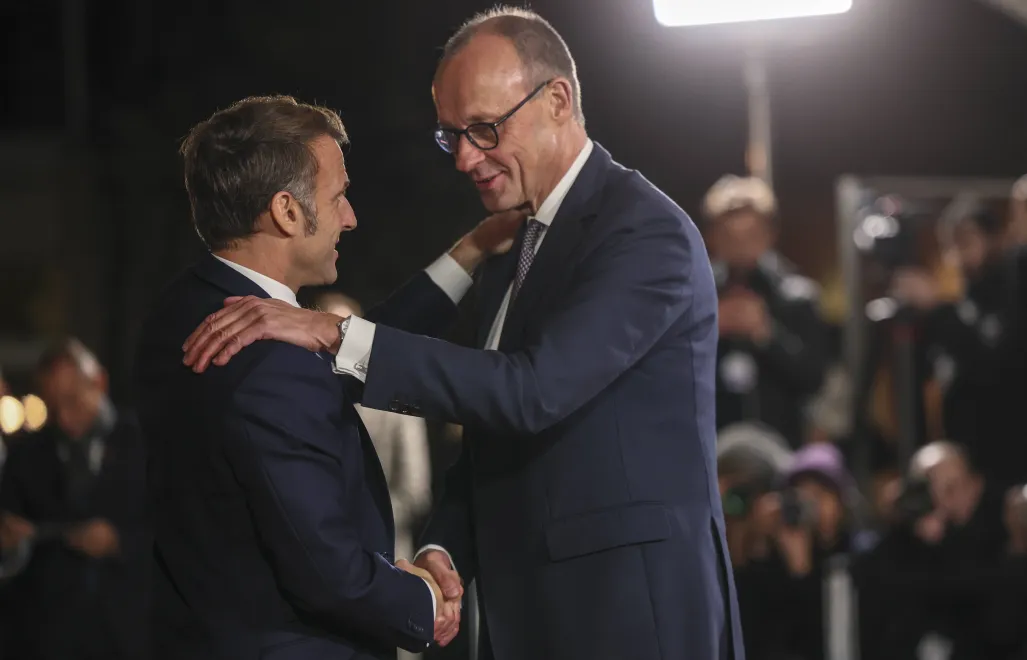 Французький президент Емманюель Макрон і федеральний канцлер Німеччини Фрідріх Мерц. Fot. PAP/EPA/ANNIBAL HANSCHKE