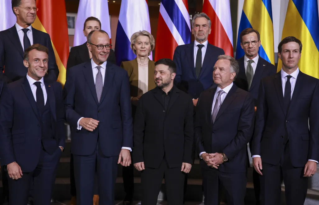 Коллективное фото участников переговоров в Берлине. Fot. PAP/EPA/CLEMENS BILAN/POOL