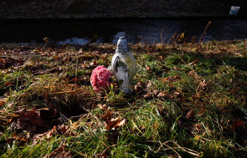 Znicz i kwiaty w okolicy miejsca znalezienia ciała 11-letniej dziewczynki w Jeleniej Górze, fot. PAP/Krzysztof Ćwik