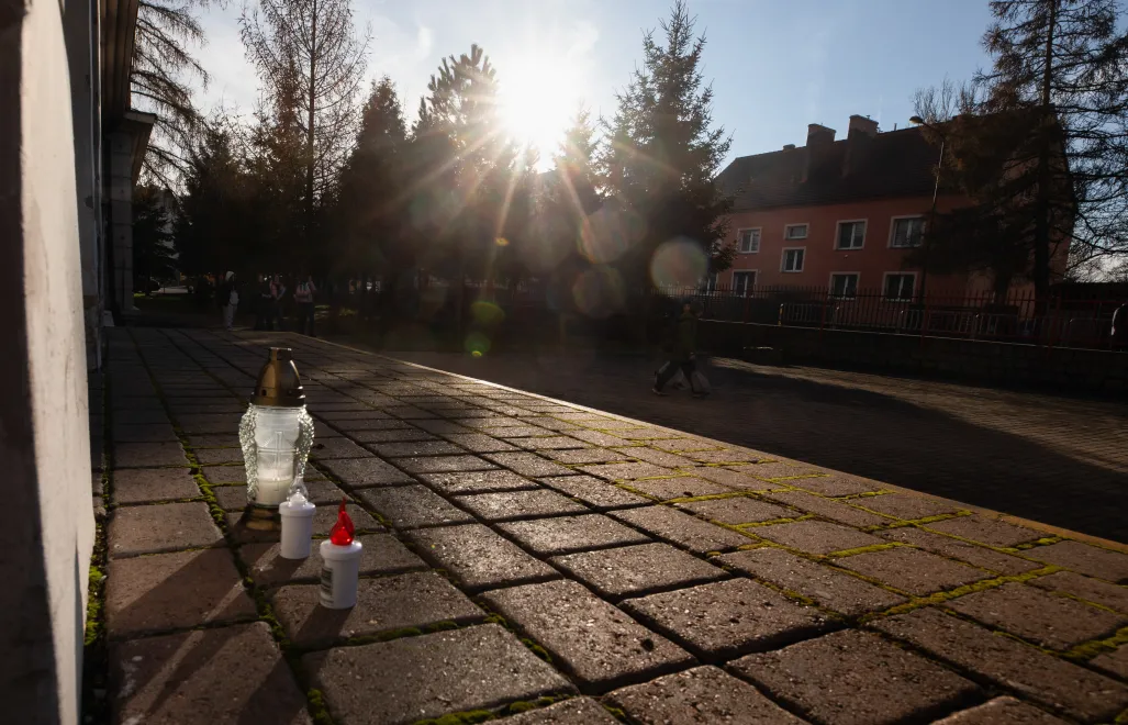 Znicze przed szkołą podstawową nr 10 w Jeleniej Górze. Fot. PAP/Krzysztof Ćwik