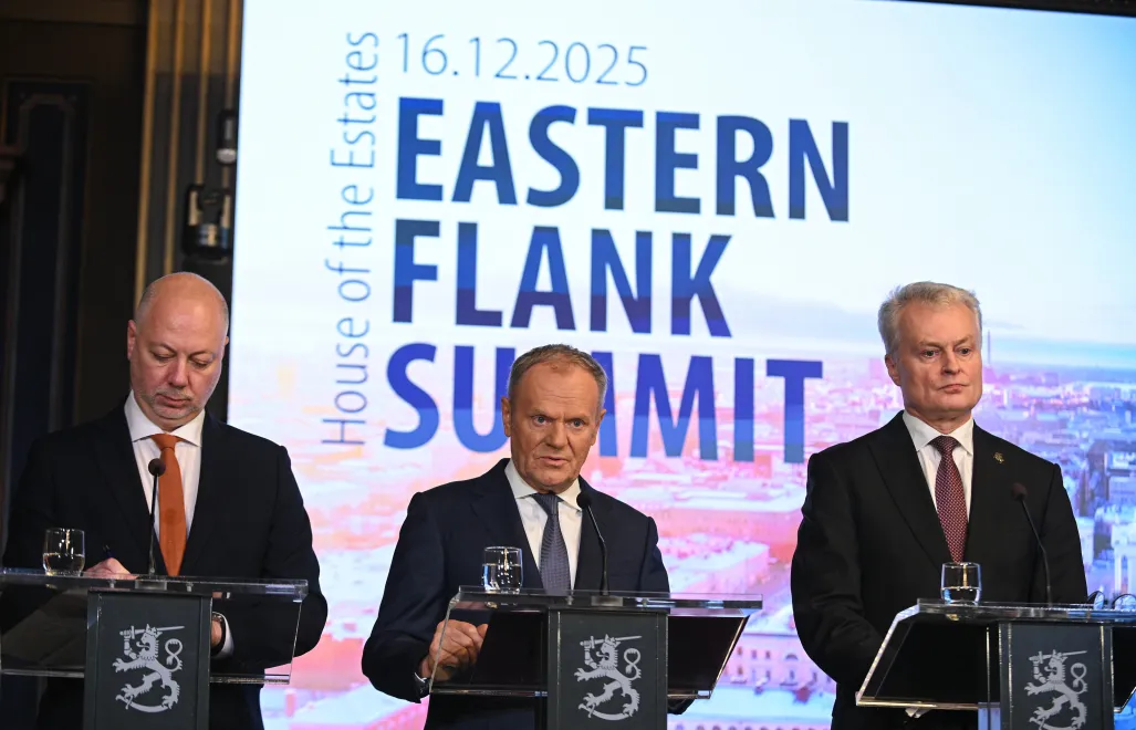  Premier RP Donald Tusk (C), premier Bułgarii Rosen Żelazkow (L) i prezydent Litwy Gitanas Nauseda (P) na konferencji prasowej w ramach Szczytu Wschodniej Flanki w Helsinkach, fot. PAP/Marcin Obara