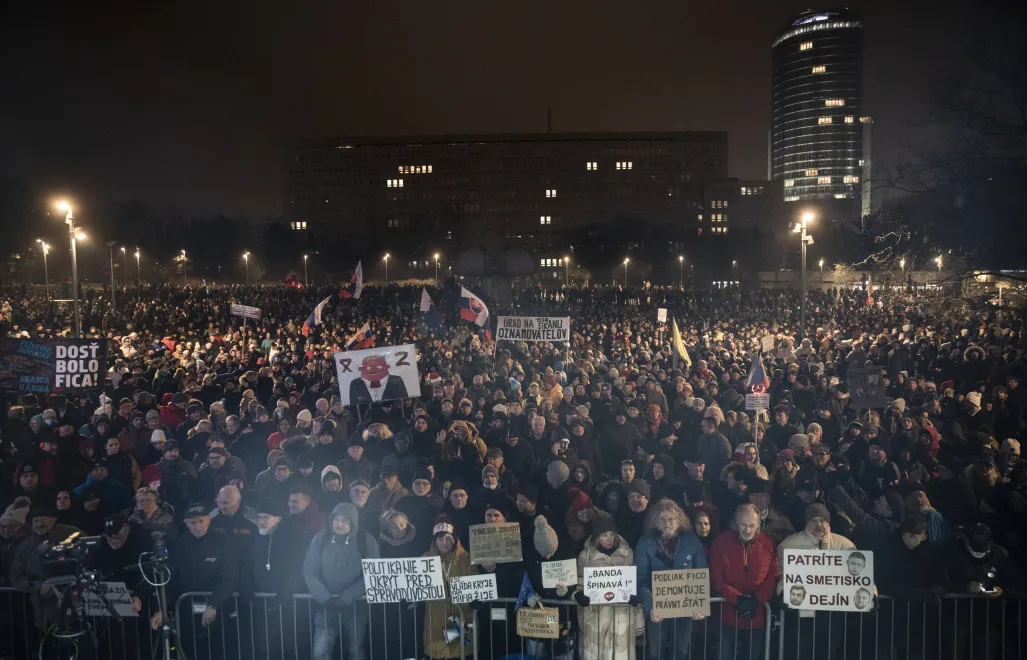 Protesty na Słowacji. Fot. PAP/EPA/JAKUB GAVLAK