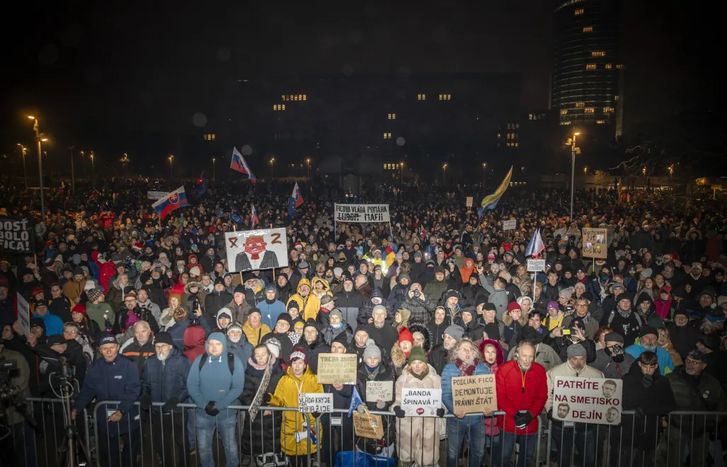 Protesty na Słowacji. Fot. PAP/EPA/JAKUB GAVLAK