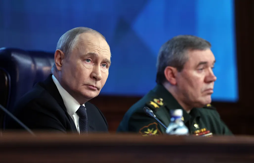 Władimir Putin (L) i Walerij Gierasimow. Fot. EPA/ALEXANDER KAZAKOV / SPUTNIK / KREMLIN POOL