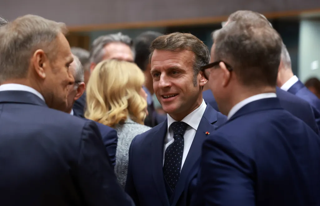 Premier Donald Tusk i prezydent Francji Emmanuel Macron. Fot. PAP/EPA/OLIVIER HOSLET