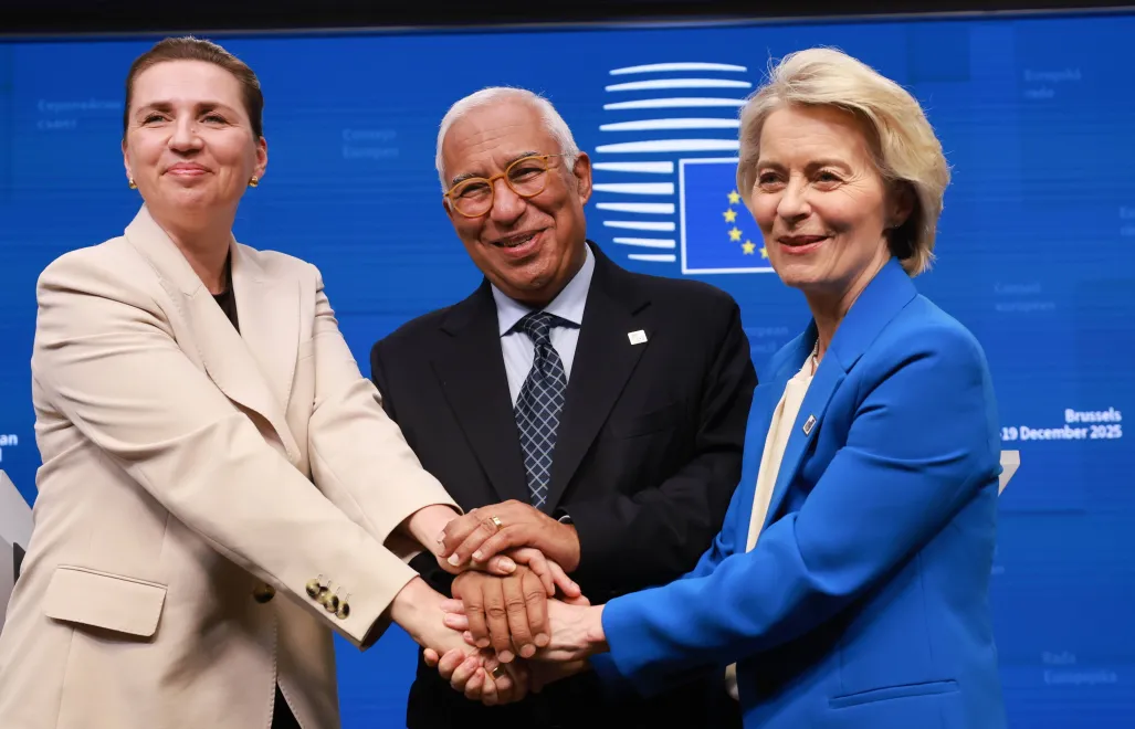 Premier Danii Mette Frederiksen, Przewodniczący RE Antonio Costa i szefowa KE Ursula von der Leyen. Fot. PAP/EPA/OLIVIER HOSLET