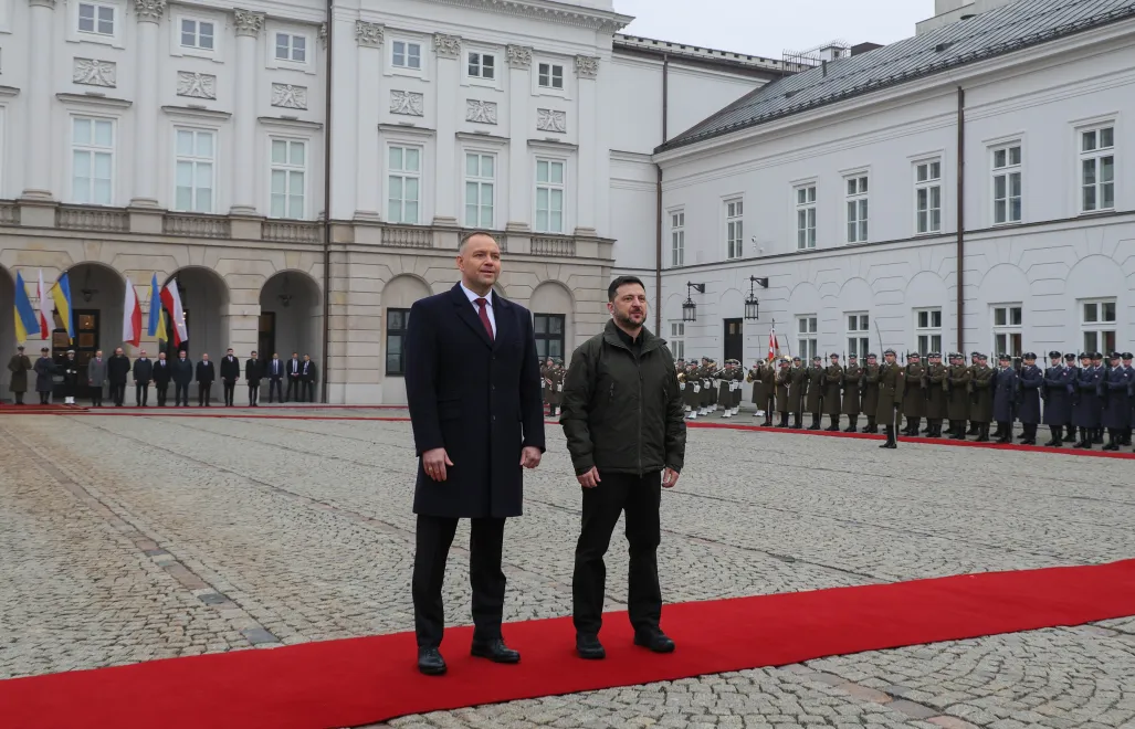 Кароль Навроцкий (слева) и Владимир Зеленский перед Президентским дворцом в Варшаве. Fot. PAP/Paweł Supernak