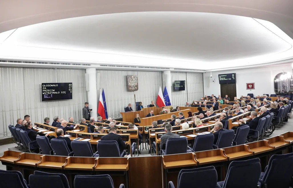 Senatorowie na sali obrad izby. Fot. PAP/Tomasz Gzell