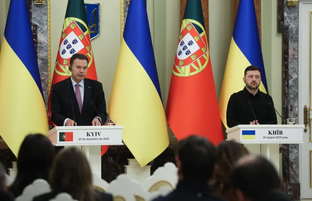 Прем'єр-міністр Португалії Луїш Монтенегру (ліворуч) та президент України Володимир Зеленський (праворуч) у Києві. Fot. PAP/Victor Kovalchuk