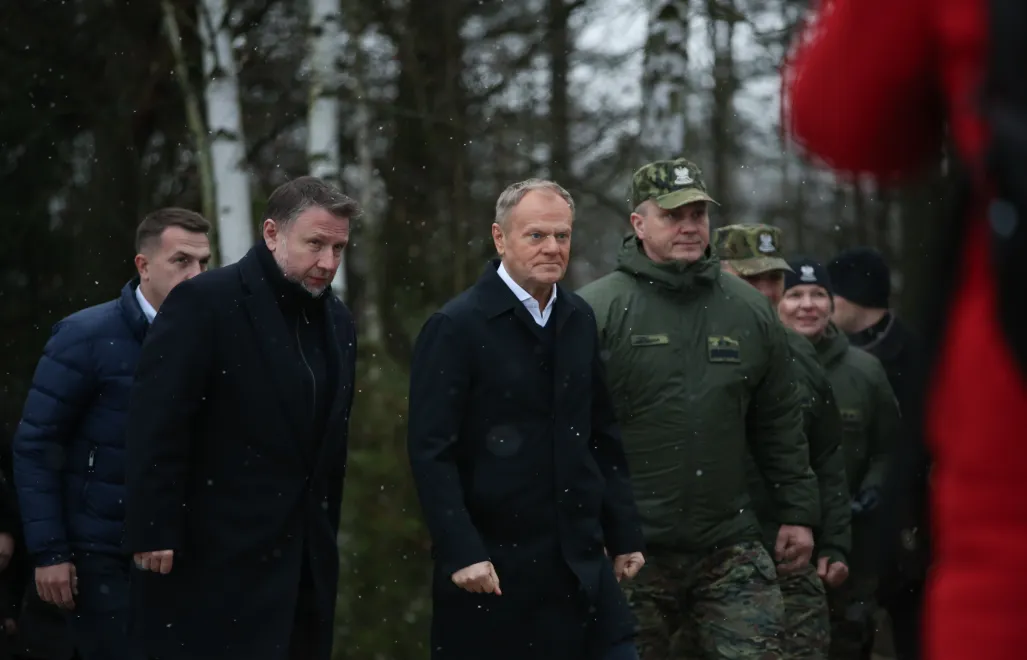 Premier Donald Tusk, minister spraw wewnętrznych i administracji Marcin Kierwiński, oraz komendant Główny Straży Granicznej gen. dyw. SG Robert Bagan. Fot. PAP/Artur Reszko