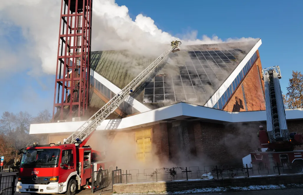 Pożar poddasza kościoła pw. Najświętszego Serca Pana Jezusa przy ul. Władysława Kunickiego w Lublinie. Fot. PAP/Karol Zienkiewicz