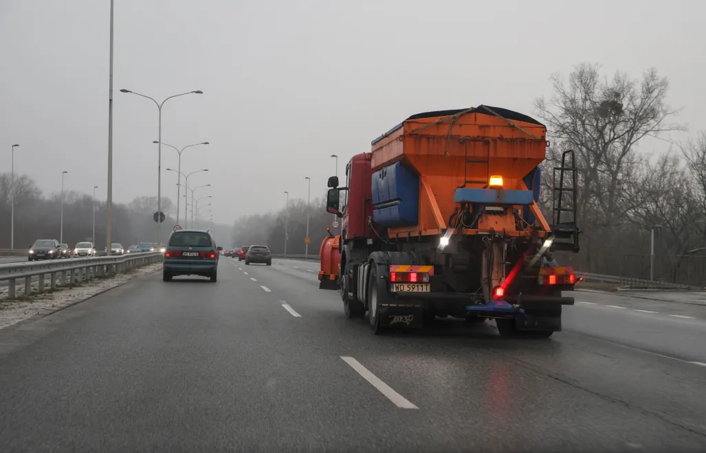 Pługoposypywarka na ulicy w Warszawie Fot. PAP/Paweł Supernak