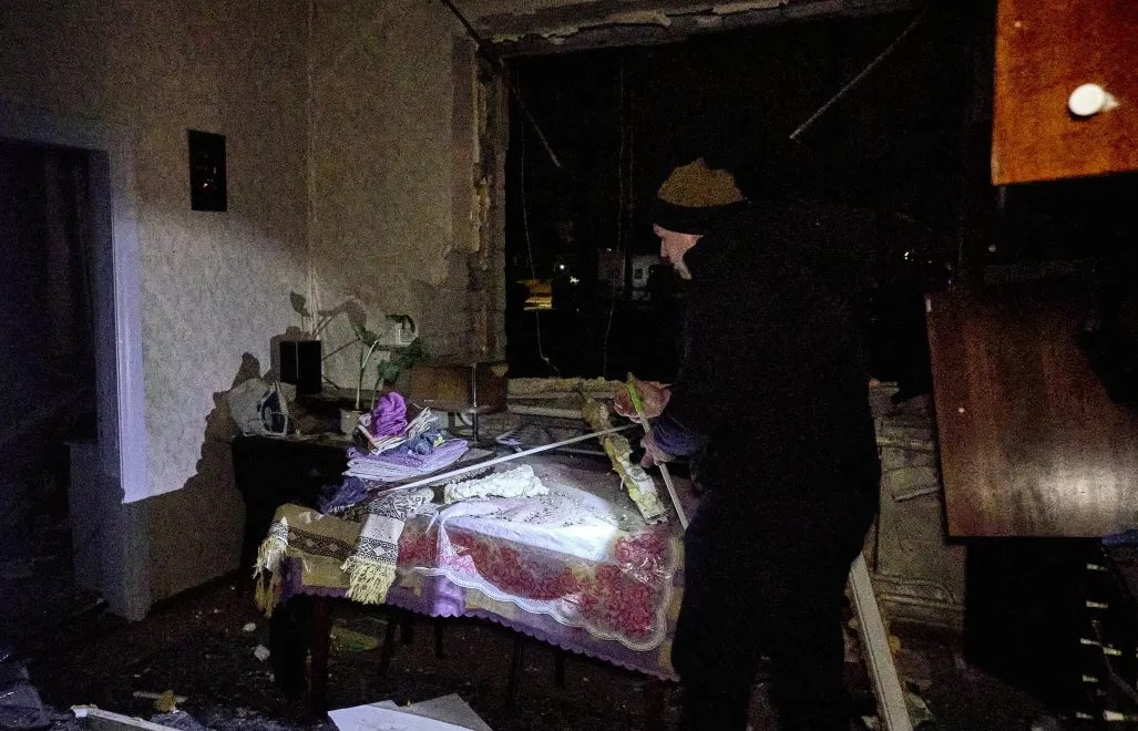 Mieszkaniec Charkowa w swoim mieszkaniu po rosyjskim ataku. Fot. PAP/EPA/	SERGEY KOZLOV