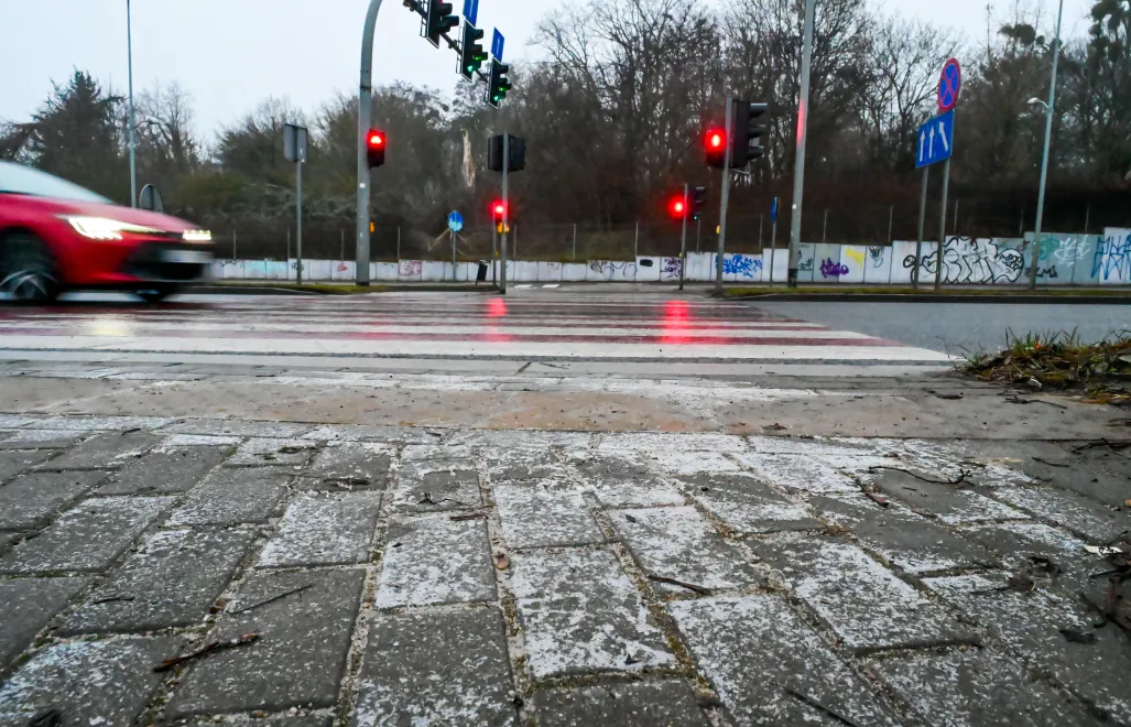 Oblodzone chodnik i ulica Fot. PAP/Marcin Bielecki