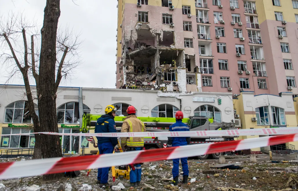 Kijów. Zniszczenia po rosyjskim ataku. Fot. PAP/	Vladyslav Musiienko