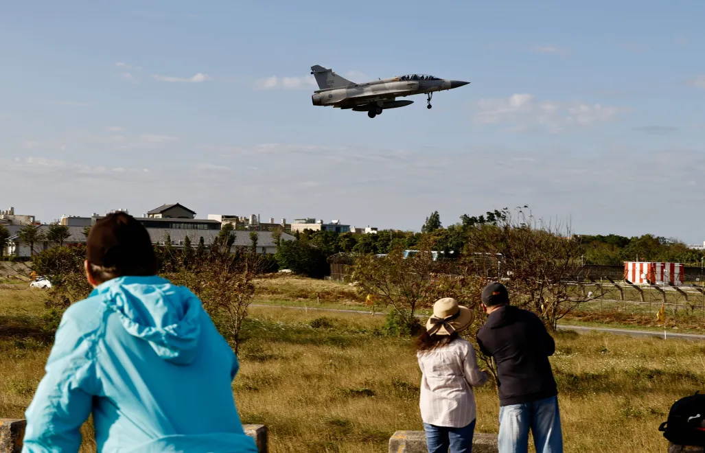 Myśliwiec Mirage 2000 tajwańskich sił powietrznych zbliża się do lądowania w bazie lotniczej w Hsinchu na Tajwanie Fot. PAP/EPA/RITCHIE B. TONGO