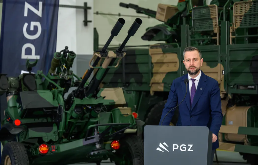 Władysław Kosiniak-Kamysz podczas podpisania umowy na realizację projektu Inwestycyjnego w Zakładach Mechanicznych „Tarnów”, fot. PAP/Paweł Topolski