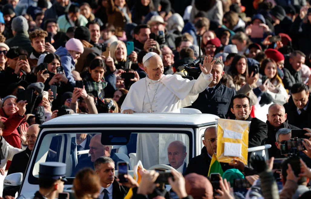 Papież spotkał się z wiernymi na Placu Świętego Piotra. Fot. PAP/EPA/	GIUSEPPE LAMI