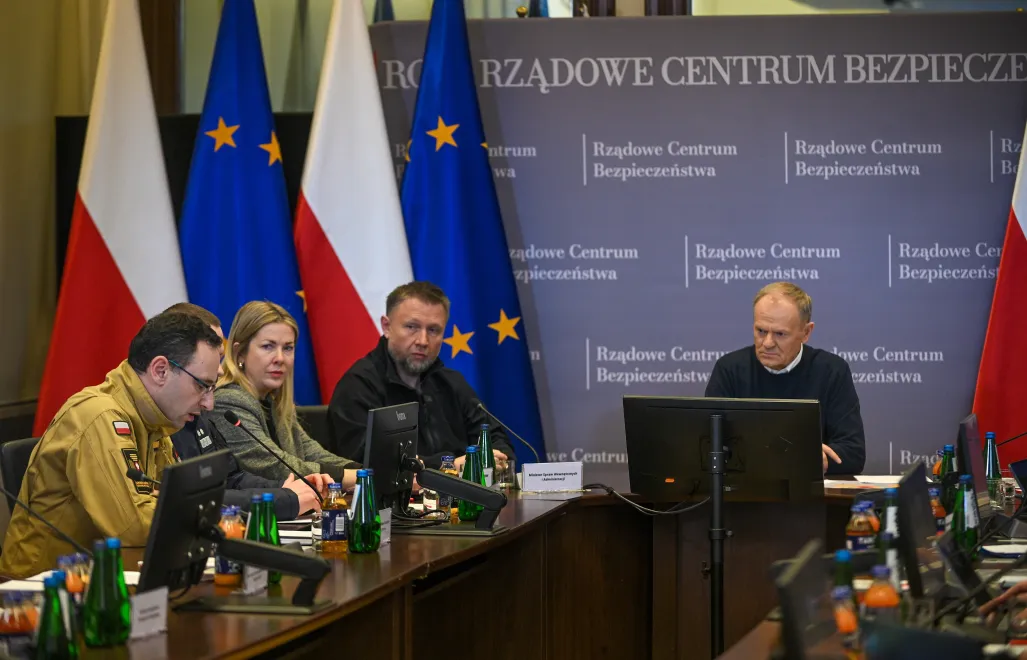 Posiedzenie sztabu kryzysowego zwołanego w związku z sytuacją pogodową. Fot. PAP/	Marcin Obara
