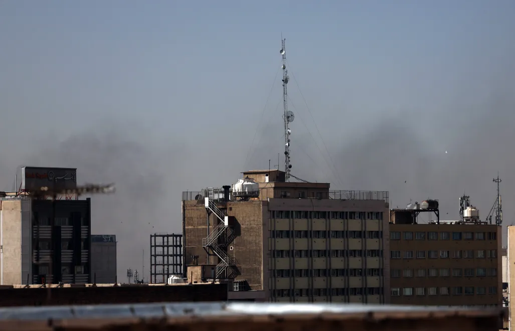 Dym po ataku na Teheran. Fot. PAP/EPA/ABEDIN TAHERKENAREH
