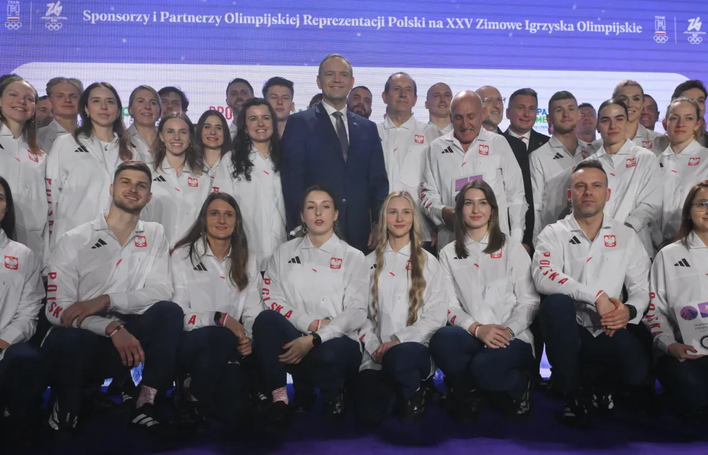 rezydent RP Karol Nawrocki (C) pozuje do zdjęcia z olimpijską reprezentacją Polski podczas ceremonii ślubowania i wręczenia nominacji na XXV Zimowe Igrzyska Olimpijskie Mediolan-Cortina 2026 Fot. PAP/Piotr Nowak