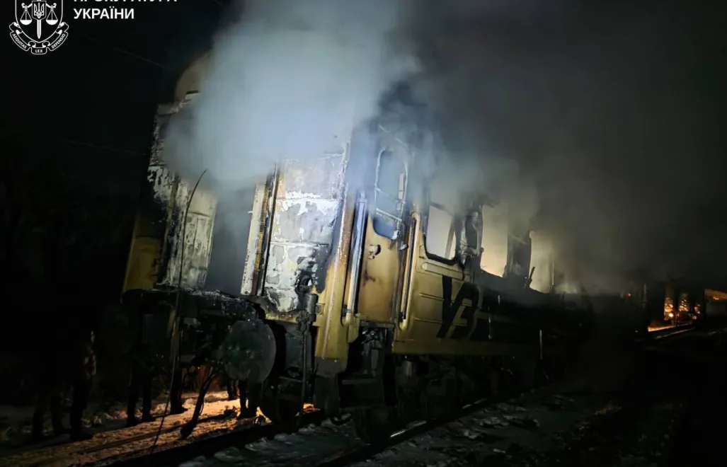За даними Харківської обласної прокуратури, один із безпілотників влучив безпосередньо у вагон поїзда. Fot. Facebook / Харківська обласна прокуратура