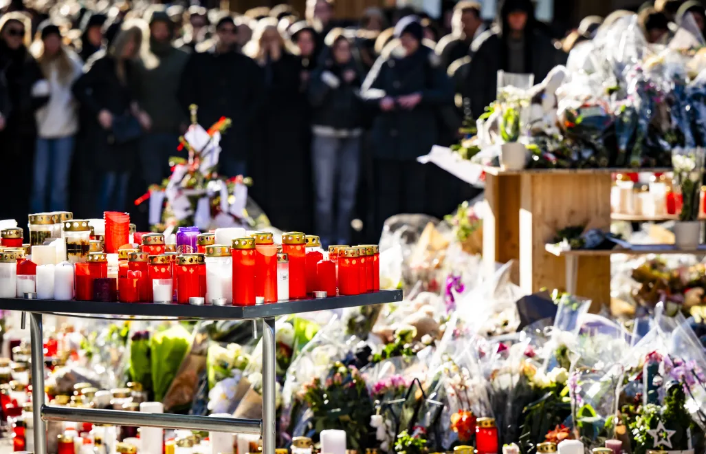 Kwiaty i znicze na miejscu tragedii Fot. PAP/EPA/JEAN-CHRISTOPHE BOTT