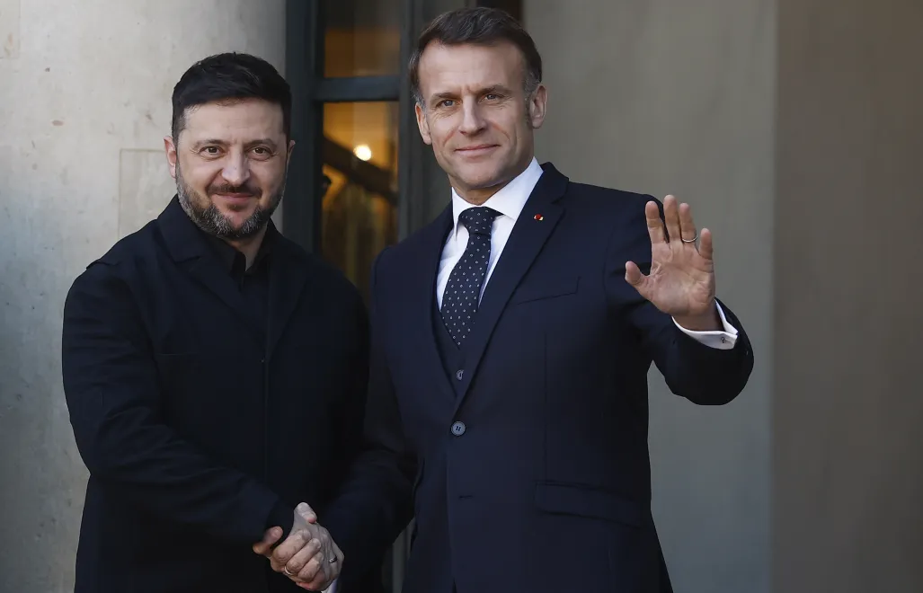 Wołodymyr Zełenski i Emmanuel Macron Fot. PAP/EPA/YOAN VALAT