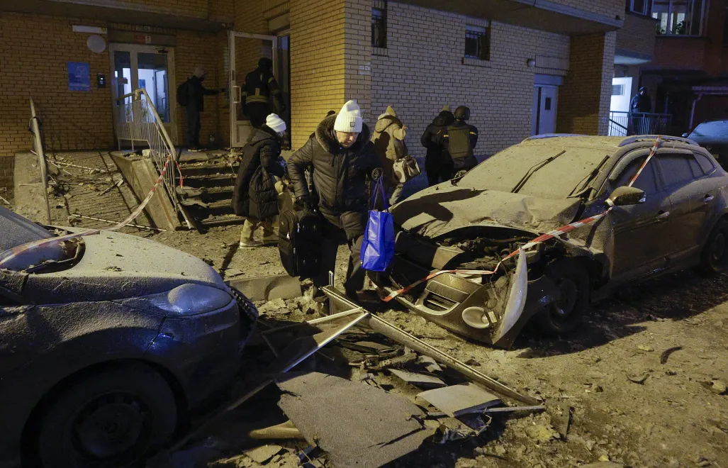 Mieszkańcy Kijowa opuszczają blok mieszkalny pop rosyjskim ataku Fot. PAP/EPA/SERGEY DOLZHENKO