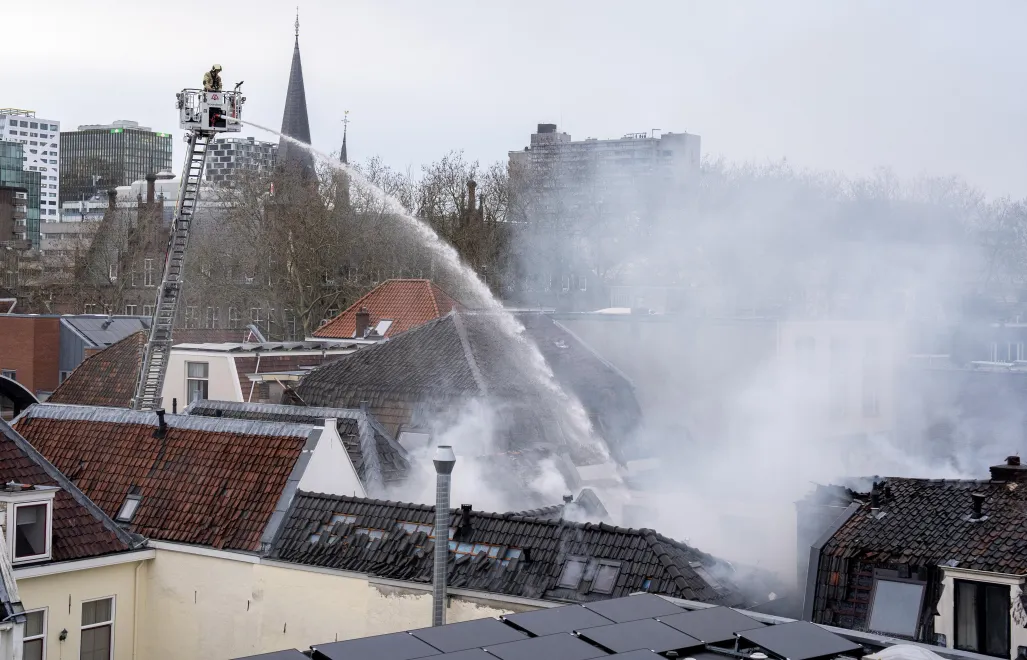 Strażacy na miejscu pożaru, fot. PAP/EPA/JEROEN JUMELET
