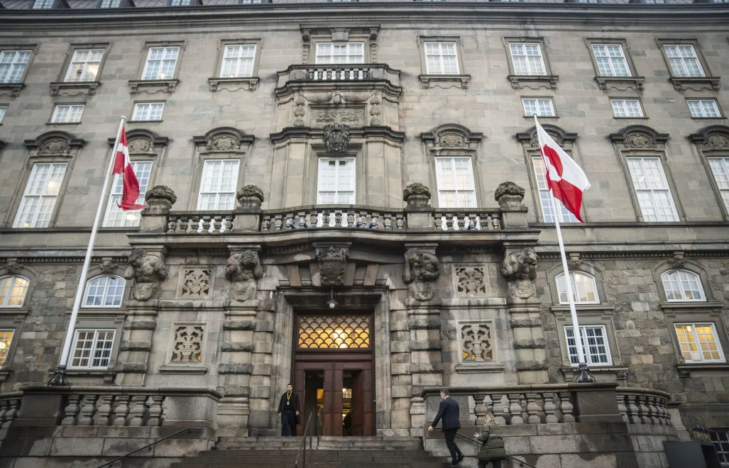Flagi Danii i Grenlandii przed Folketingiem - parlamentem Danii Fot. PAP/EPA/SEBASTIAN ELIAS UTH