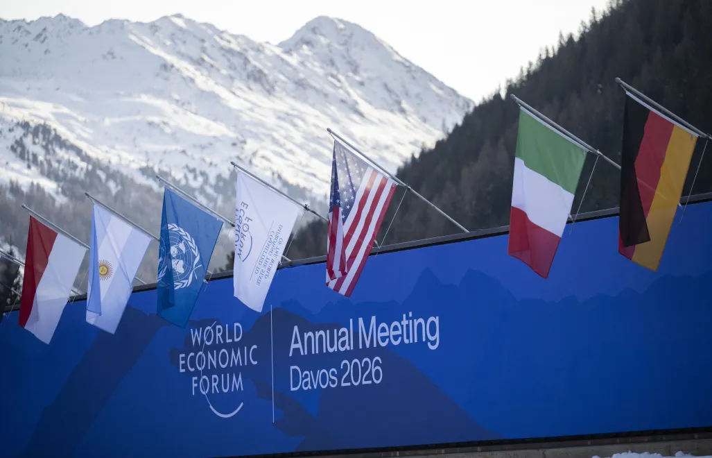 Flagi części krajów, które uczestniczą w Światowym Forum Ekonomicznym w Davos. Fot. PAP/EPA/GIAN EHRENZELLER