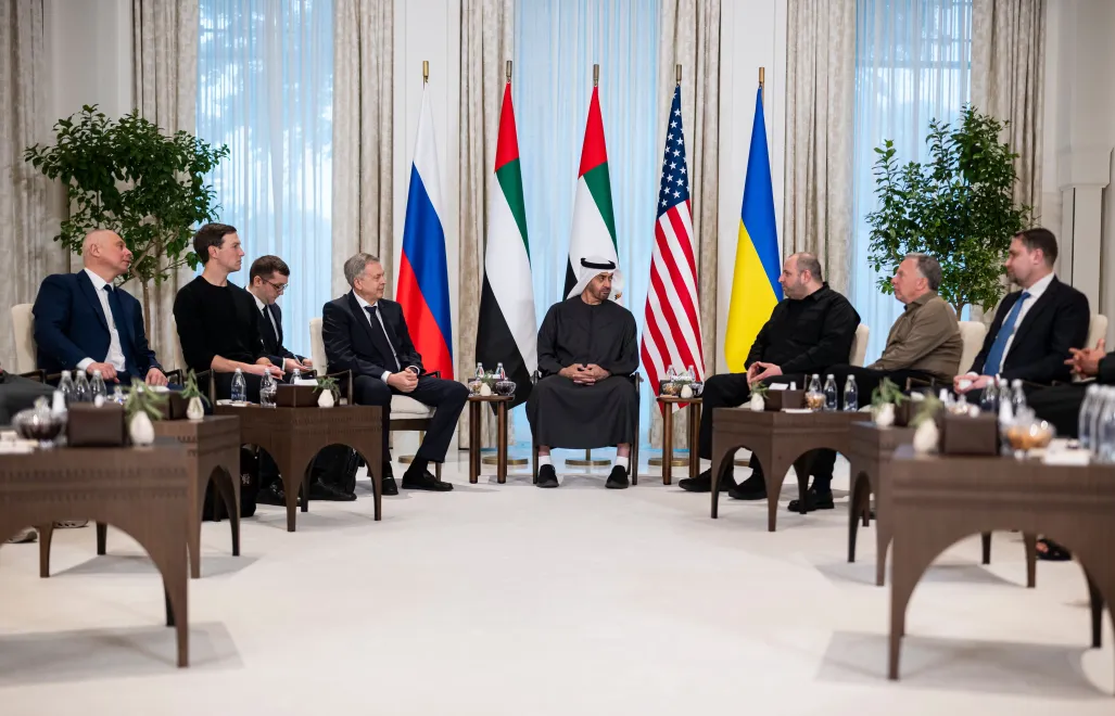 Prezydent Zjednoczonych Emiratów Arabskich Muhammad ibn Zajid Al Nahajjan (C) z przedstawicielami delegacji. Fot. PAP/EPA/UAE Presidential Court /HANDOUT HANDOUT