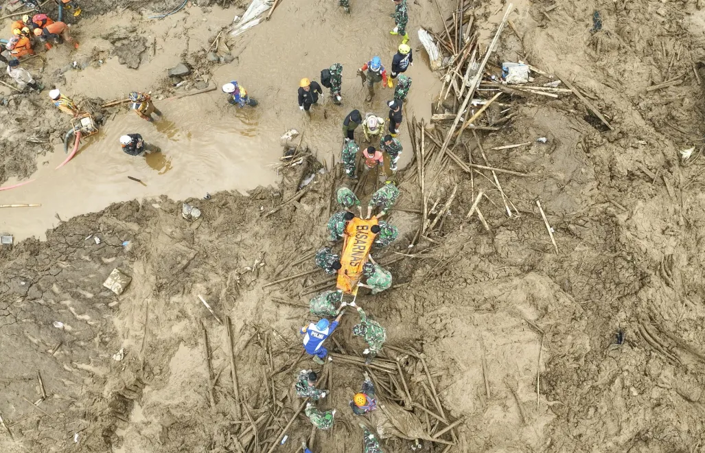 Liczba ofiar śmiertelnych osuwiska w Indonezji wzrosła. Fot. PAP/EPA/BNPB HANDOUT
