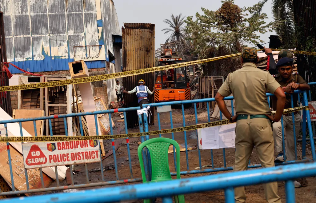 Służby wojskowe na miejscu pożaru w Kalkucie. Fot. PAP/EPA/PIYAL ADHIKARY