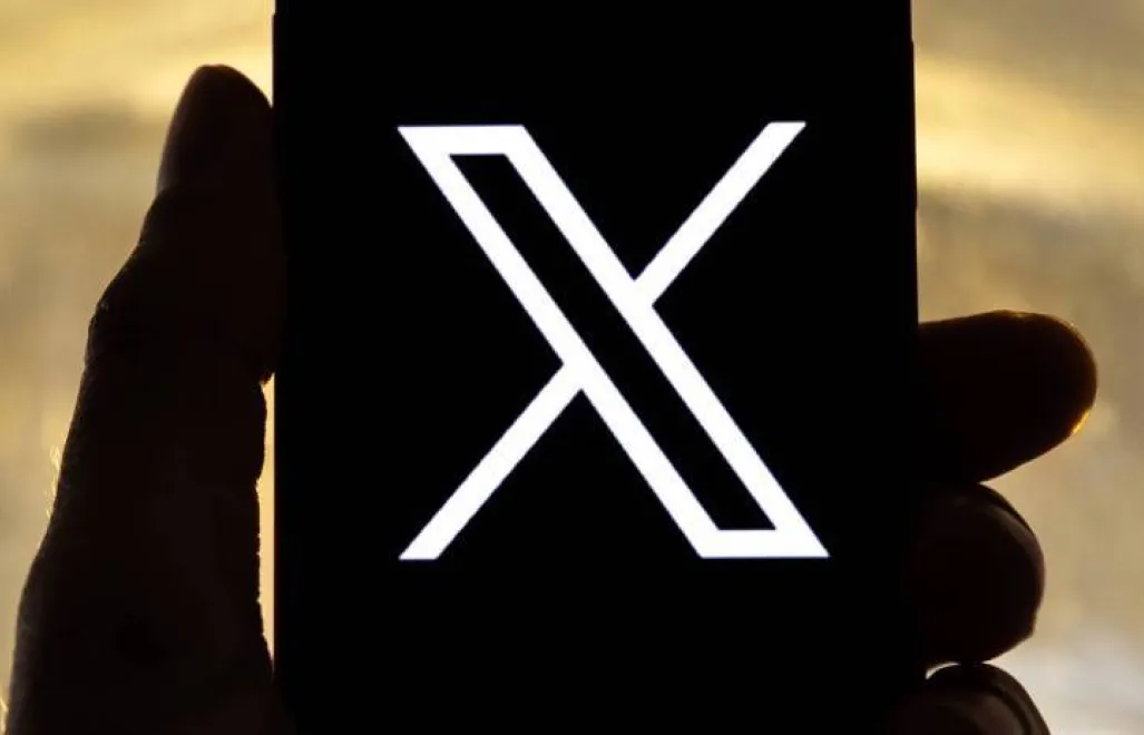 Serwis X (zdjęcie ilustracyjne). Fot. PAP/EPA/ETIENNE LAURENT