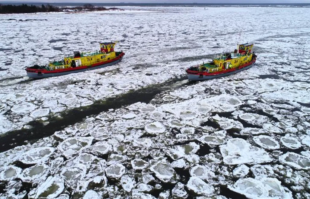 Kruszenie lodu przez lodołamacze. Fot. RZGW Gdańsk
