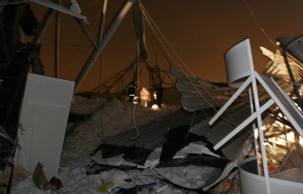 Akcja ratunkowa. Runął dach jednego z pawilonów wystawienniczych na terenie Międzynarodowych Targów Katowickich. Fot.  PAP/Andrzej Grygiel