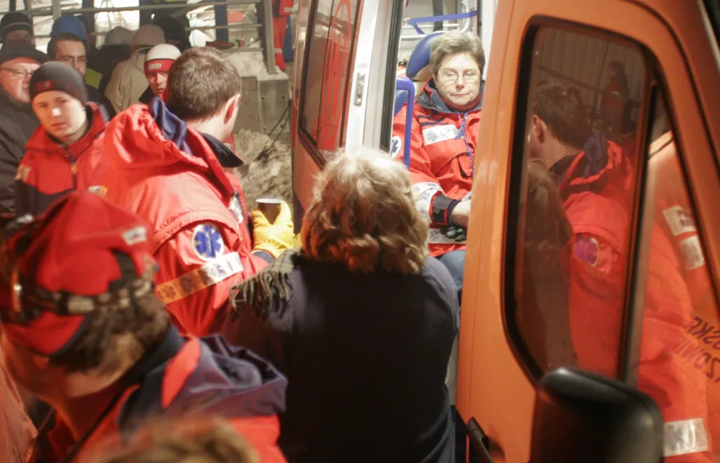 Akcja ratunkowa. Runął dach jednego z pawilonów wystawienniczych na terenie Międzynarodowych Targów Katowickich. Fot. PAP/Andrzej Grygiel