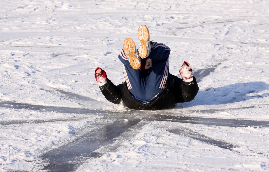 Upadek na zamarzniętej tafli Fot. PAP/Lech Muszyński