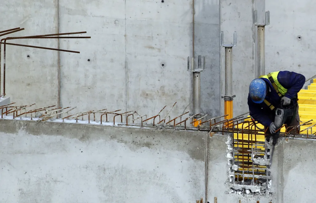 Mężczyzna pracujący w sektorze budowlanym Fot. PAP/Andrzej Grygiel
